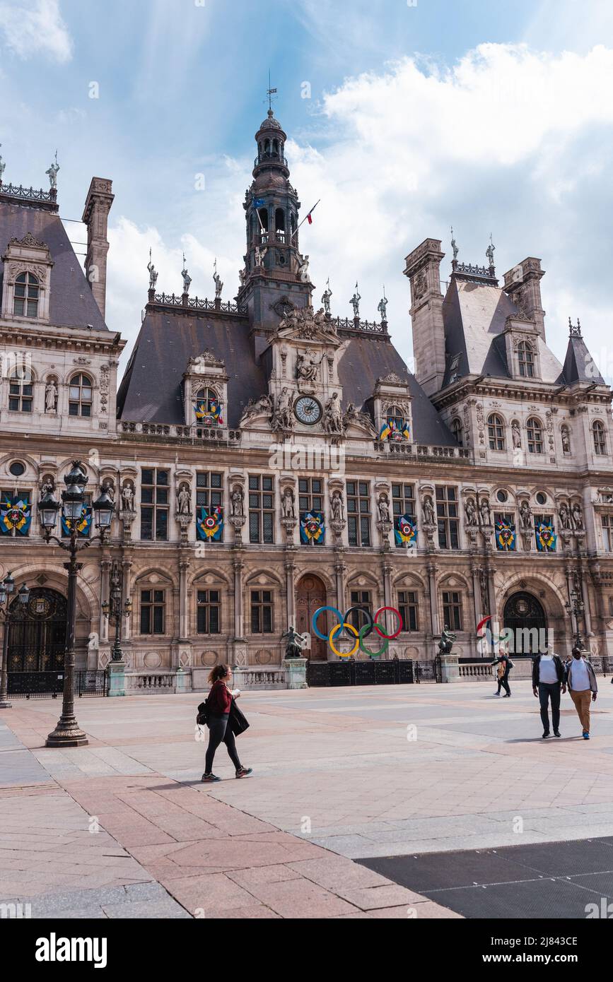 Rathaus (Hotel de Ville) von Paris, Frankreich am 20. April 2022, an einem sonnigen Tag mit Menschen zu Fuß gesehen. Stockfoto