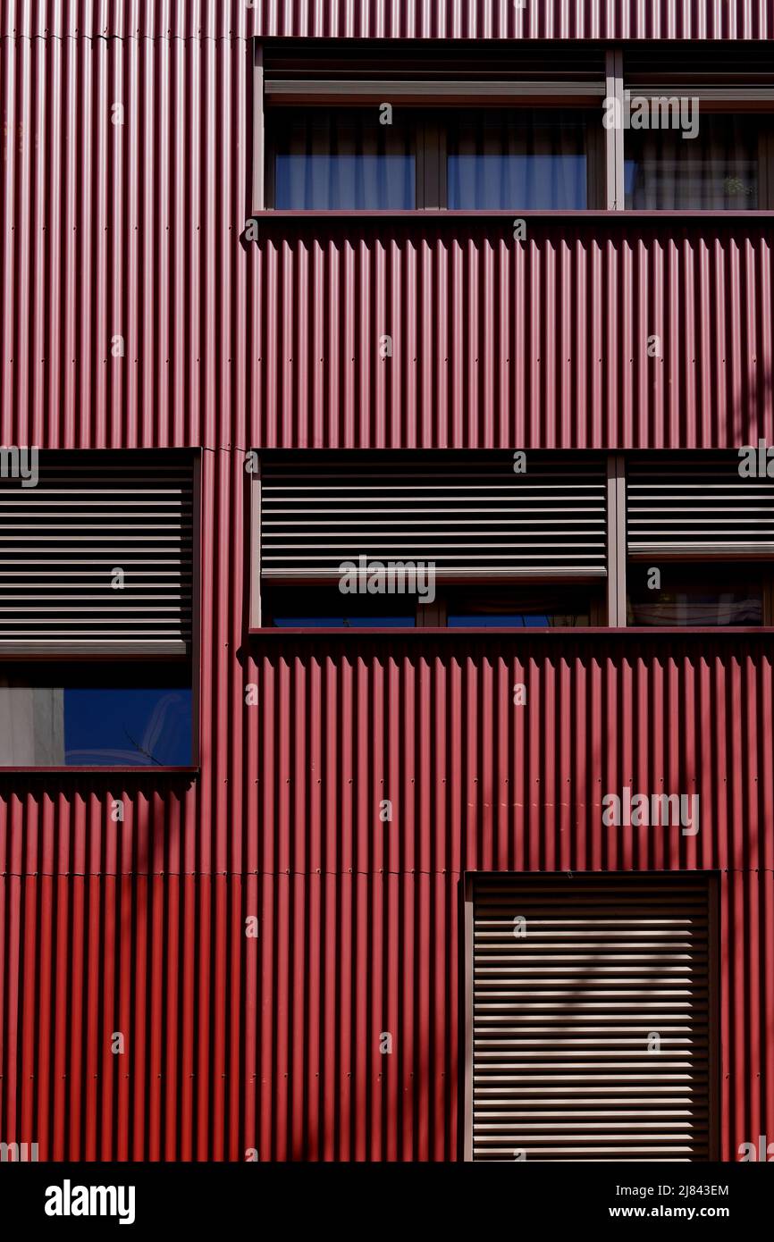 Moderne architektonische Metall-Container-Fassade mit Fenstern Stockfoto