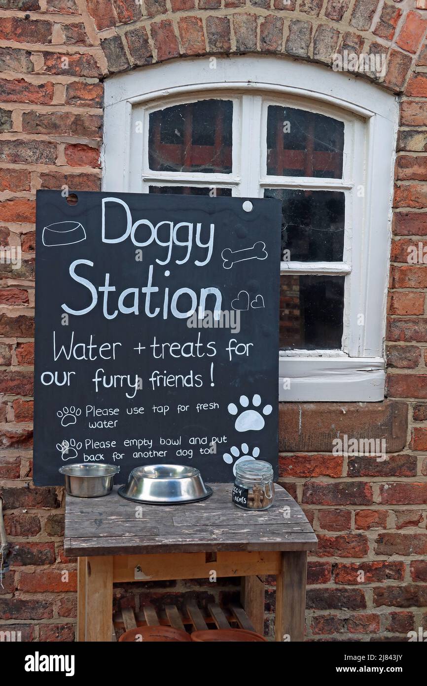 Doggy Treats Station, Walton Arms, Pub, 148 Old Chester Road, Higher Walton, Warrington, Lancashire, Großbritannien, WA4 6TG Stockfoto