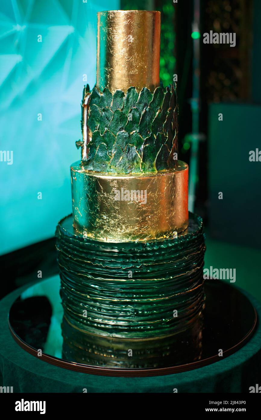 Emerald Hochzeitstorte auf einem runden Stand. Stockfoto