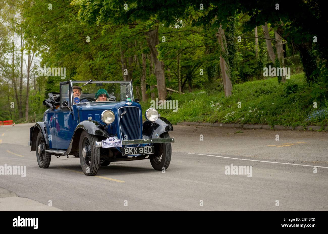 Die Mitglieder des Autoclubs Pre war Austin 7, die an der ‘Century of Sevens-Tour’ durch die Derbyshire Dales teilnehmen. Stockfoto