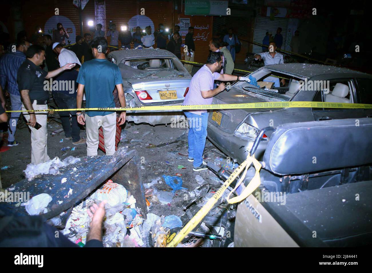 Karachi, Pakistan. 12.. Mai 2022. Am 12. Mai 2022 versammeln sich Menschen an dem Ort, an dem in Karachi, Südpakistan, eine Explosion ausging. Dreizehn Menschen wurden verletzt, als die Explosion in einem Marktgebiet in Karachi am späten Donnerstagabend abging, sagten die Krankenhausbehörden. Quelle: Str/Xinhua/Alamy Live News Stockfoto