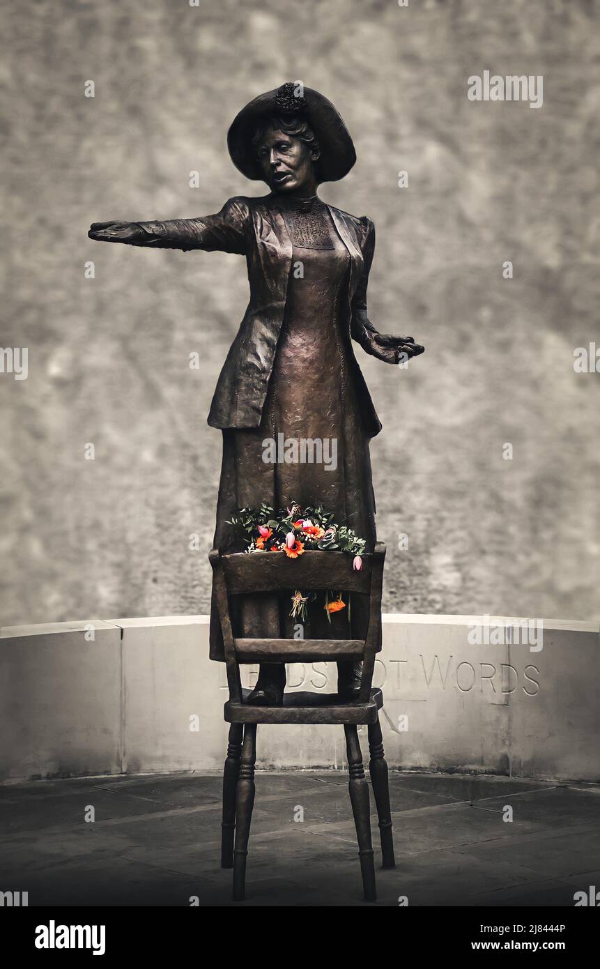 Statue der Emmeline Pankhurst von Hazel Reeves auf dem St. Peter's Square in Manchester - Rise Up Women Stockfoto