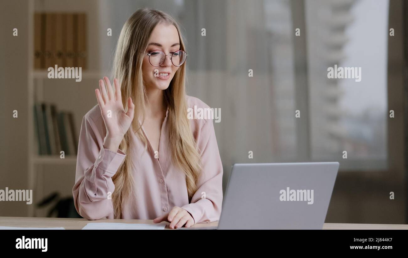 Kaukasische weibliche Online-Lehrer Internet-Coach Psychologe Mentor Spezialist E-Berater Business Frau mit Papieren am Tisch spricht in Laptop-Webcam Stockfoto
