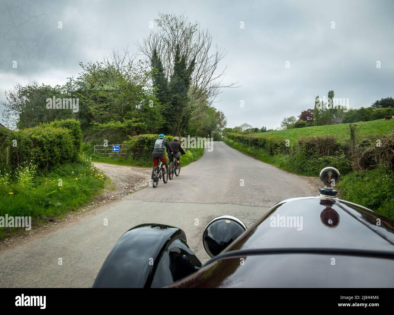 In einem Oldtimer aus Austin 12, der am Autoklub The Pre war Austin 7 teilnimmt ‘Century of Sevens-Tour durch den Derbyshire Peak District. Stockfoto