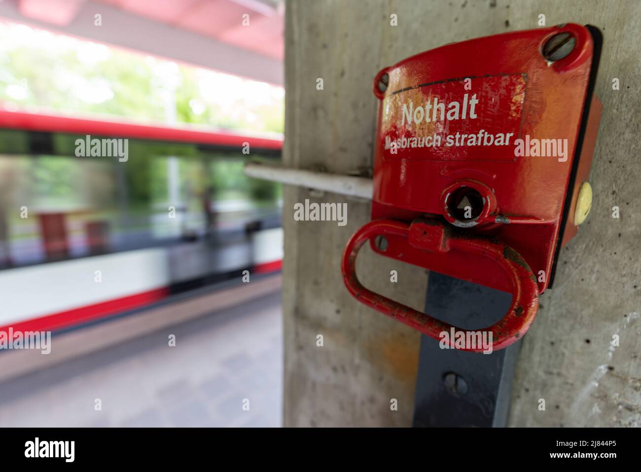 Nürnberg, Deutschland. 05.. Mai 2022. Eine Notbremse befindet sich neben der Strecke einer U-Bahn-Haltestelle der Linie U1 der VAG (Verkehrs-Aktiengesellschaft Nürnberg). Quelle: Daniel Karmann/dpa/Alamy Live News Stockfoto