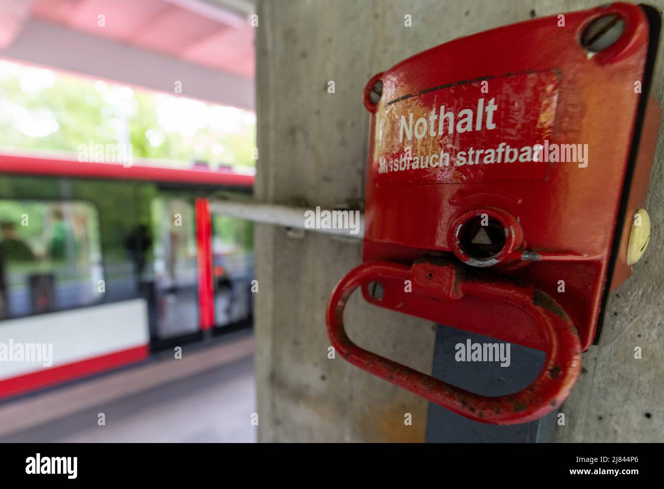 Nürnberg, Deutschland. 05.. Mai 2022. Eine Notbremse befindet sich neben der Strecke einer U-Bahn-Haltestelle der Linie U1 der VAG (Verkehrs-Aktiengesellschaft Nürnberg). Quelle: Daniel Karmann/dpa/Alamy Live News Stockfoto