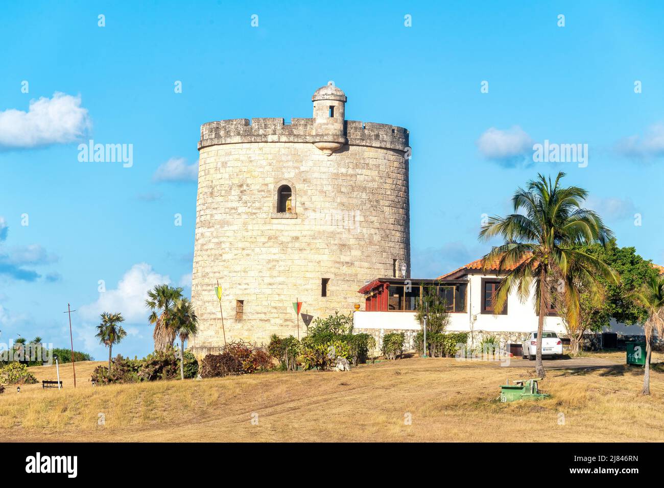 Spanische Festung im Kolonialstil mit Steinmauern und kreisförmiger Form. Das alte Gebäude wurde als dekoratives Element in das Restaurant 'El Meson de integriert Stockfoto