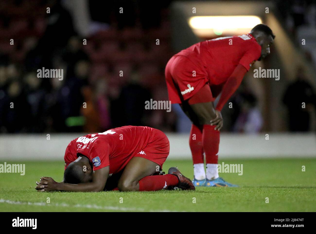 Nathan Cameron von Kidderminster Harriers (links) und Ashley Hemmings erscheinen nach dem National League North-Spiel im Aggborough Stadium, Kidderminster, niedergeschlagen. Bilddatum: Donnerstag, 12. Mai 2021. Stockfoto