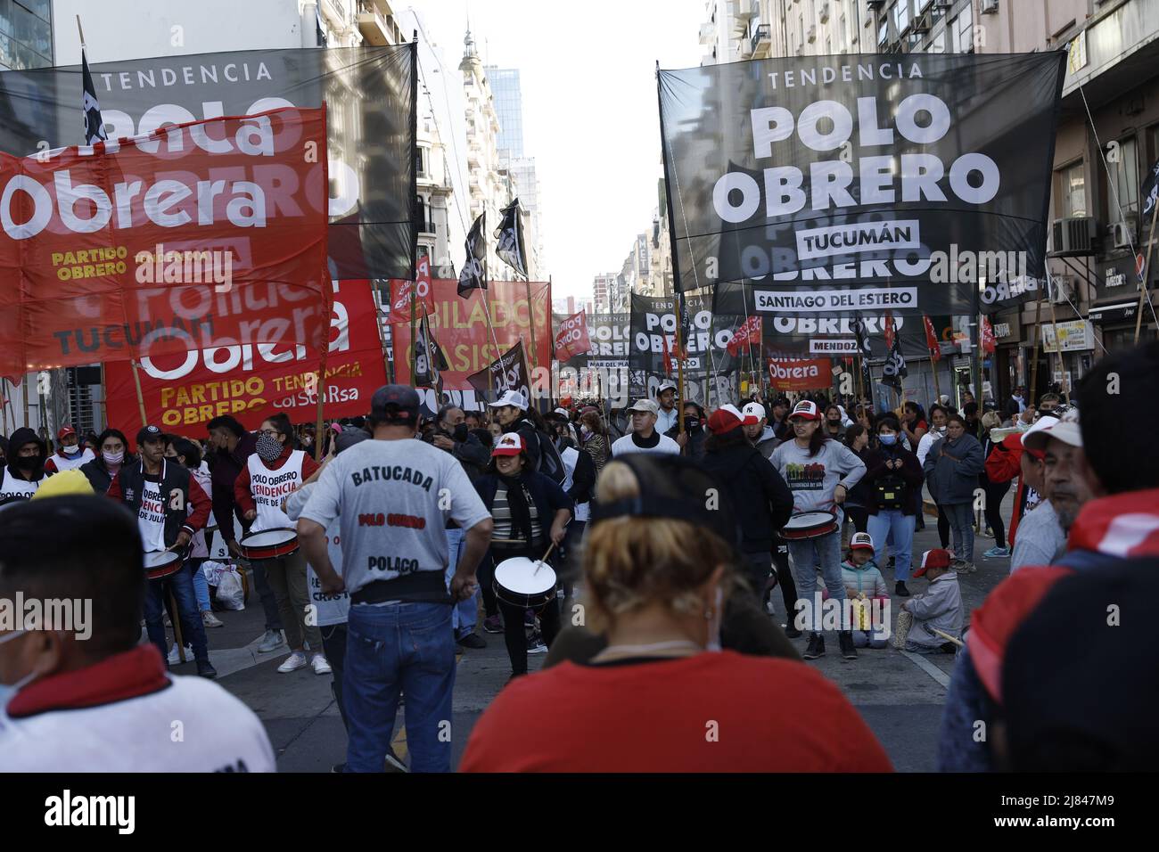 Buenos Aires, Argentinien, 12.. Mai 2022. Die Sozialorganisationen des Bundesmarsches hielten auf der Plaza de Mayo einen Akt unter dem Motto: Für Arbeit und Gehalt; gegen Hunger und Armut. (Bild: Esteban Osorio/Alamy Live News) Stockfoto