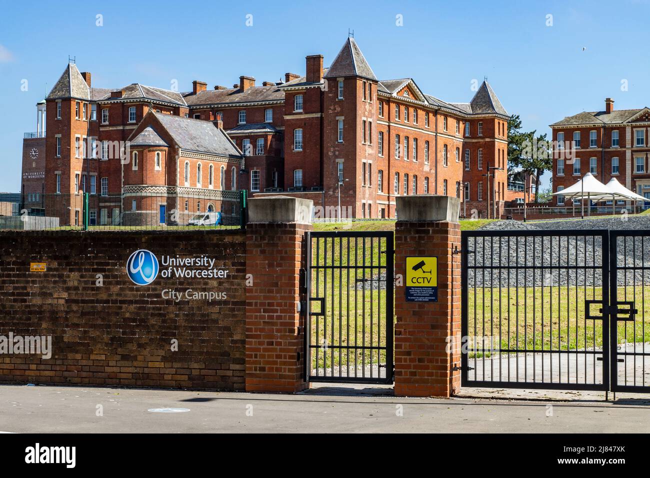 Eingang zum City Campus an der University of Worcester, zeigt das ehemalige Krankenhaus / Krankenstation - wo die BMA 1832 gegründet wurde Stockfoto