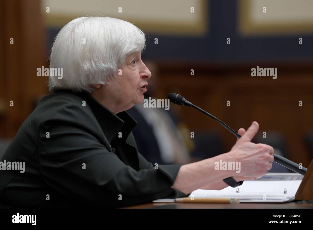 Washington, Usa. 12.. Mai 2022. Finanzminister Janet Yellen bezeugt vor dem Full Committee für Finanzdienstleistungen des Repräsentantenhauses während einer Anhörung über den Jahresbericht des Finanzstabilitätsaufsichtsrats in Rayburn HOB/Capitol Hill in Washington DC, USA. Kredit: SOPA Images Limited/Alamy Live Nachrichten Stockfoto