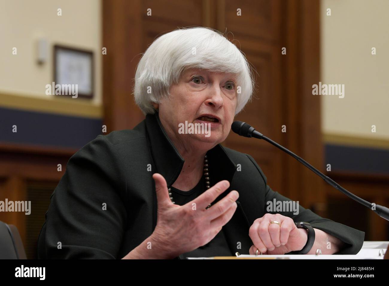 Washington, Usa. 12.. Mai 2022. Finanzminister Janet Yellen bezeugt vor dem Full Committee für Finanzdienstleistungen des Repräsentantenhauses während einer Anhörung über den Jahresbericht des Finanzstabilitätsaufsichtsrats in Rayburn HOB/Capitol Hill in Washington DC, USA. Kredit: SOPA Images Limited/Alamy Live Nachrichten Stockfoto