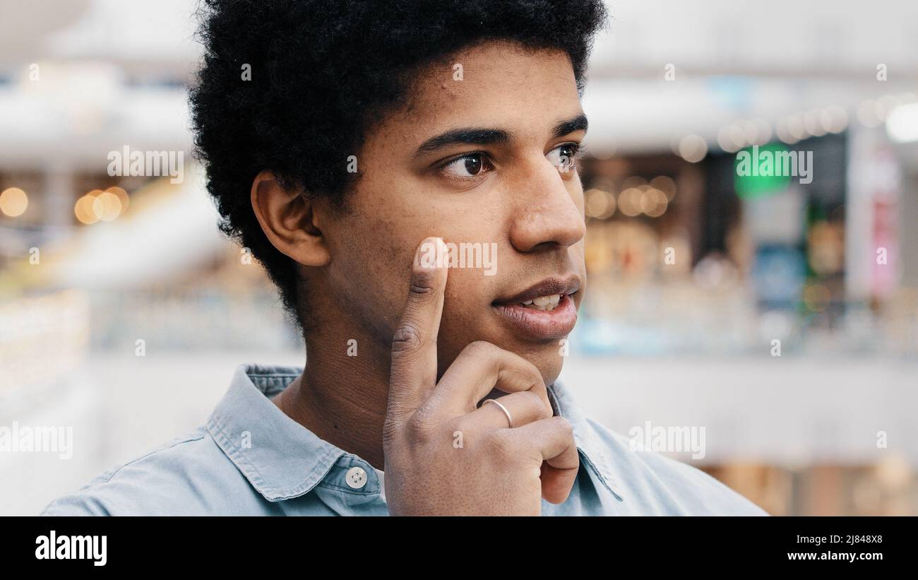 Nahaufnahme männlich nachdenklichen Gesicht, Porträt afroamerikanischen verwirrt Geschäftsmann im Inneren stehen tief in Gedanken denken erinnern sich an die Erinnerung zu schaffen Stockfoto
