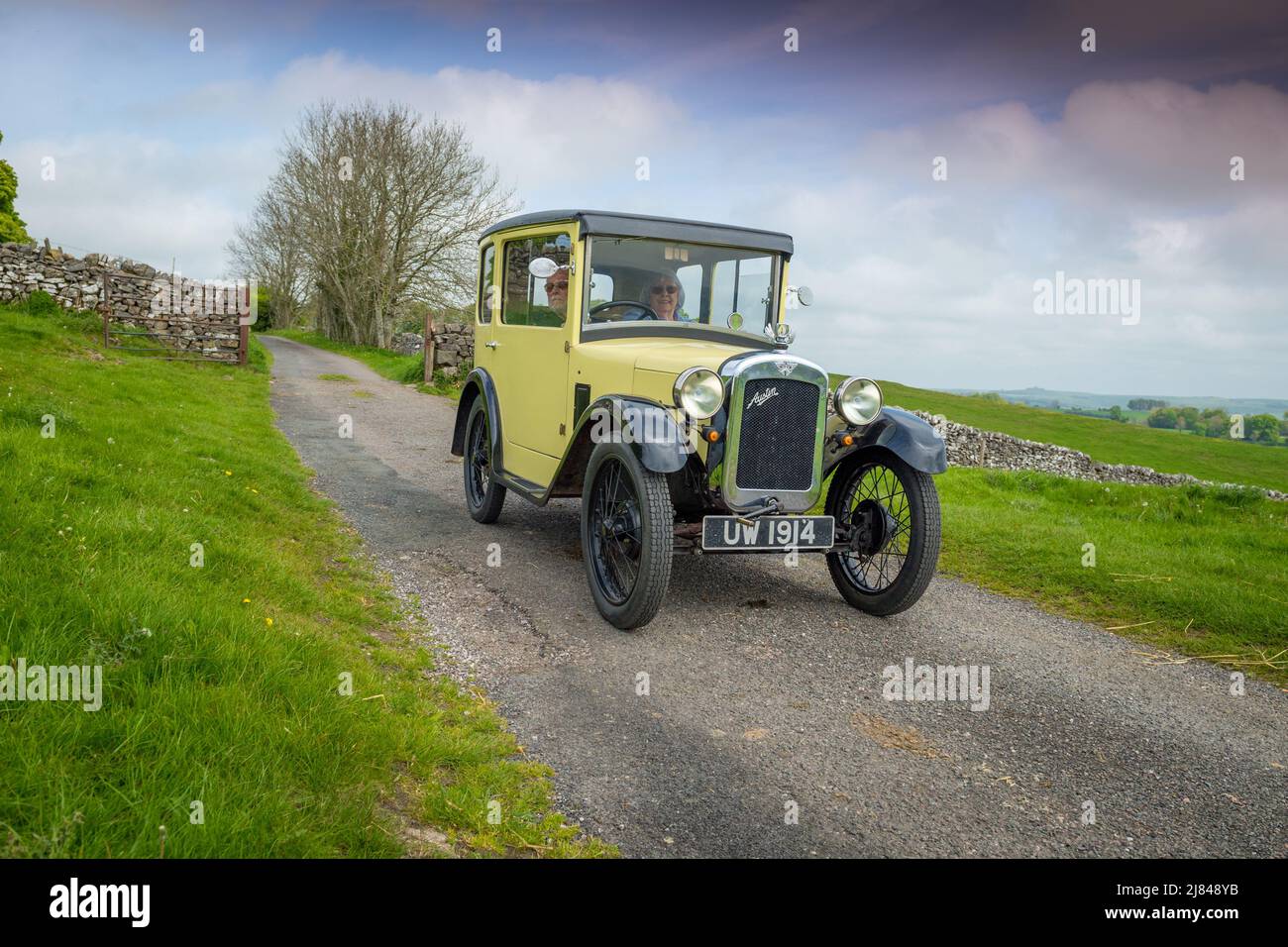Die Mitglieder des Autoclubs Pre war Austin 7, die an der ‘Century of Sevens-Tour’ durch die Derbyshire Dales teilnehmen. Stockfoto