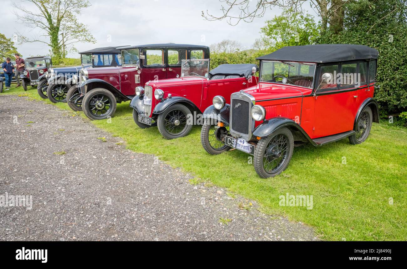 Die Mitglieder des Autoclubs Pre war Austin 7, die an der ‘Century of Sevens-Tour’ durch die Derbyshire Dales teilnehmen. Stockfoto