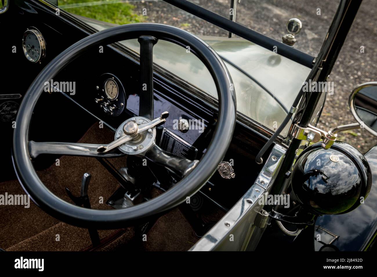 Die Mitglieder des Autoclubs Pre war Austin 7, die an der ‘Century of Sevens-Tour’ durch die Derbyshire Dales teilnehmen. Stockfoto
