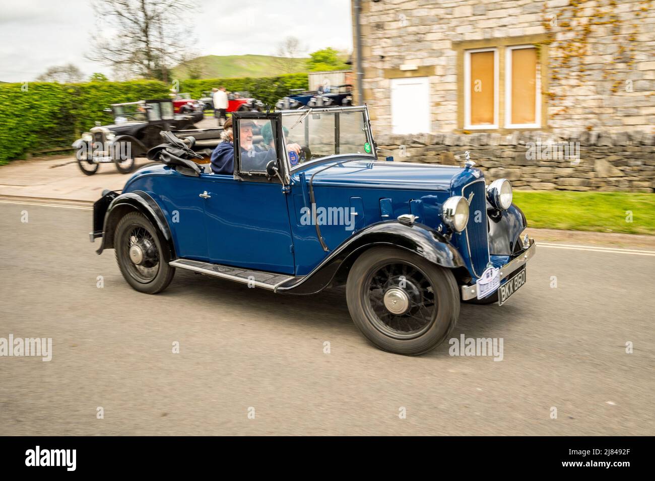 Die Mitglieder des Autoclubs Pre war Austin 7, die an der ‘Century of Sevens-Tour’ durch die Derbyshire Dales teilnehmen. Stockfoto