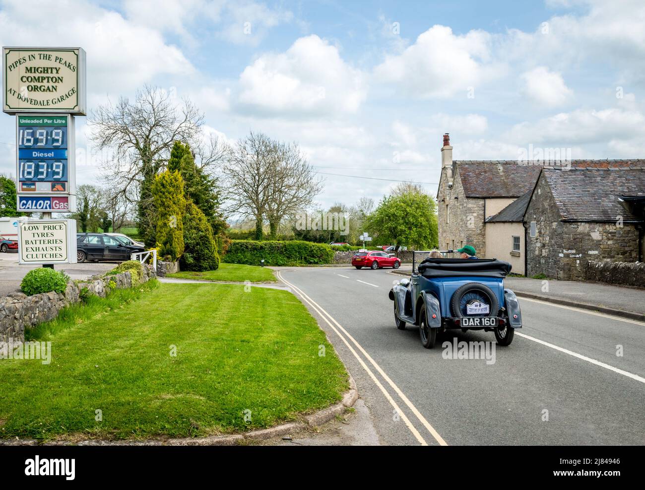 Die Mitglieder des Autoclubs Pre war Austin 7, die an der ‘Century of Sevens-Tour’ durch die Derbyshire Dales teilnehmen. Stockfoto