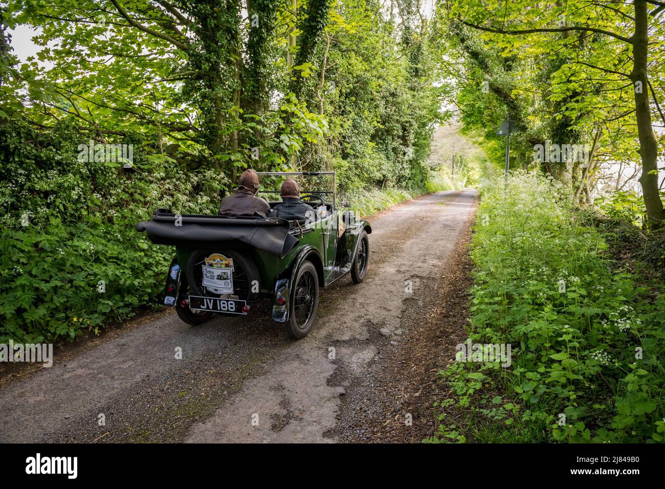 Die Mitglieder des Autoclubs Pre war Austin 7, die an der ‘Century of Sevens-Tour’ durch die Derbyshire Dales teilnehmen. Stockfoto