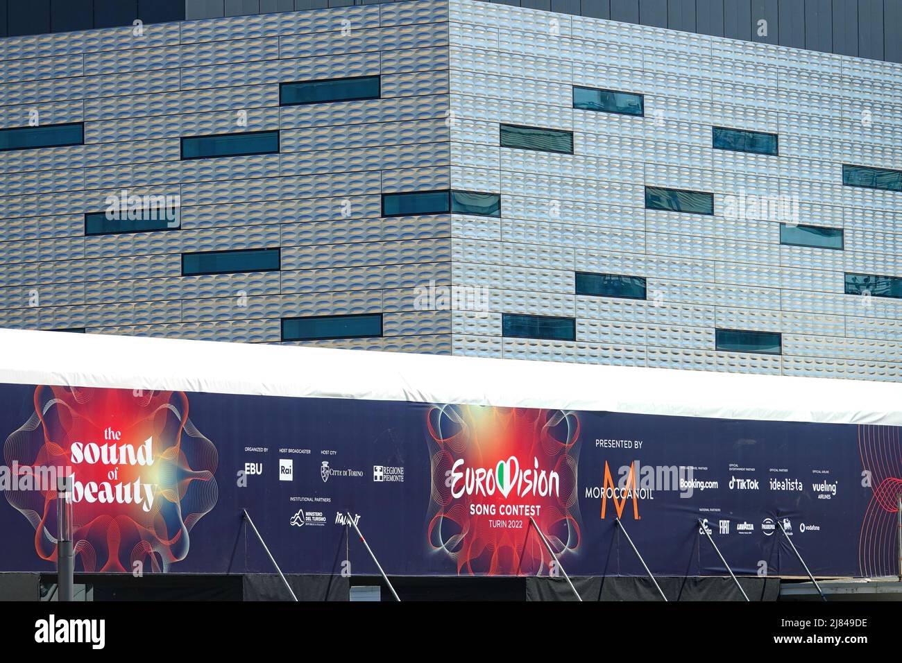 Logo des Eurovision Song Contest 2022 vor der Arena, Austragungsort des Finales. Turin, Italien - Mai 2022 Stockfoto