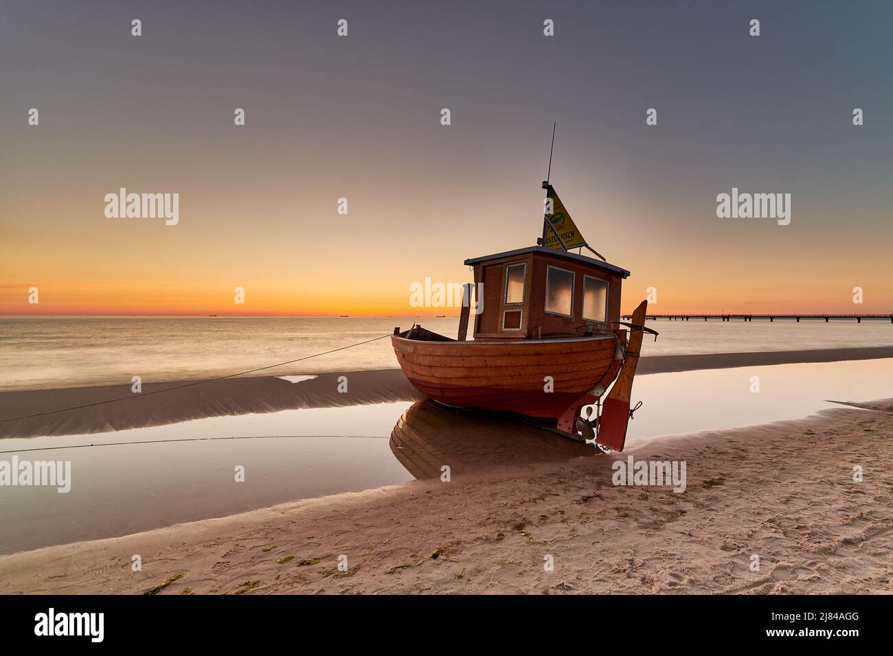 Fischerboot am Strand von Usedom am Morgen Stockfoto