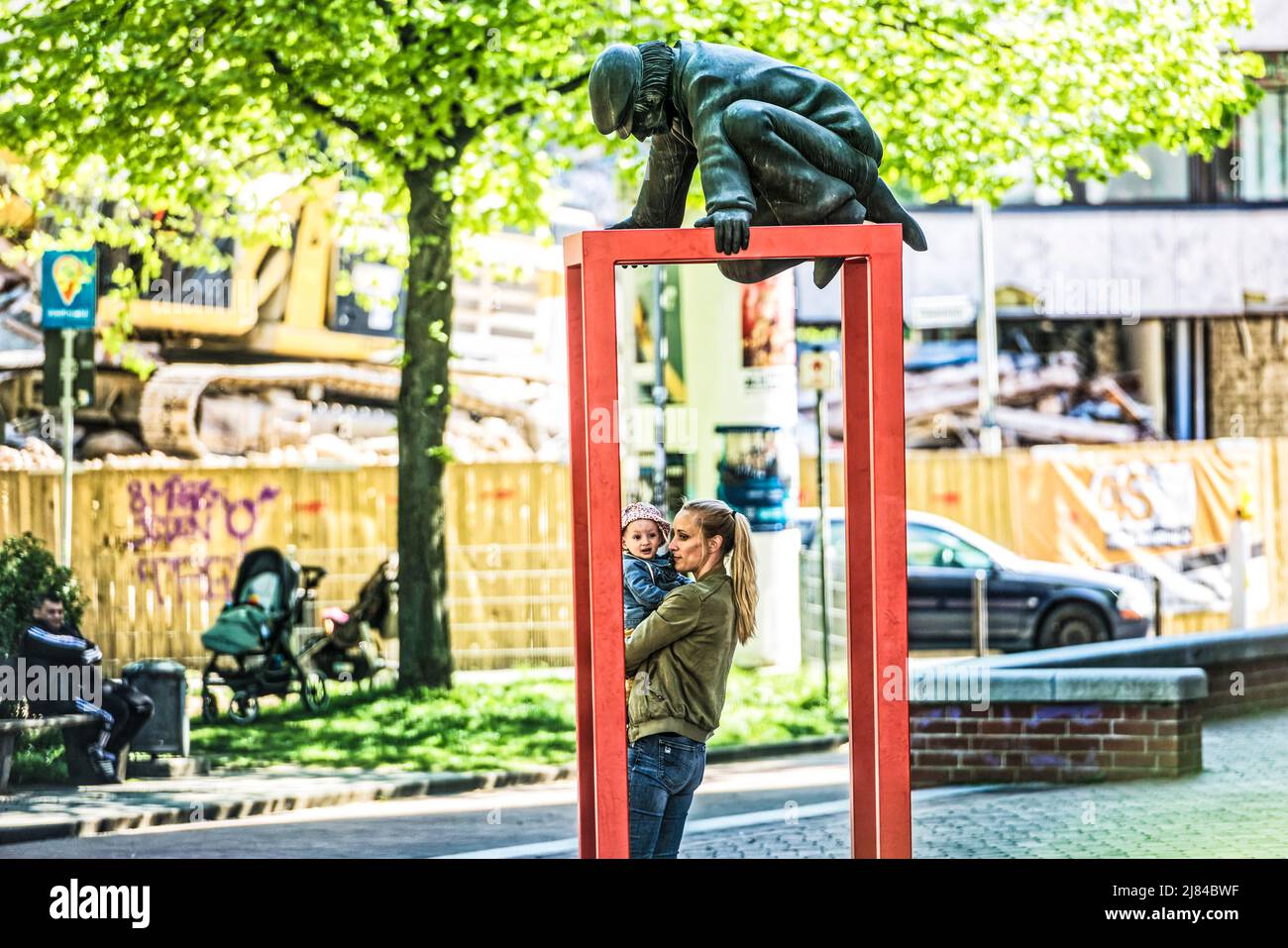 Das Kunstwerk 'Lindener Butjer' der Bildhauerin Ulrike Enders an der Stephanusstraße Umgezogen. Stockfoto