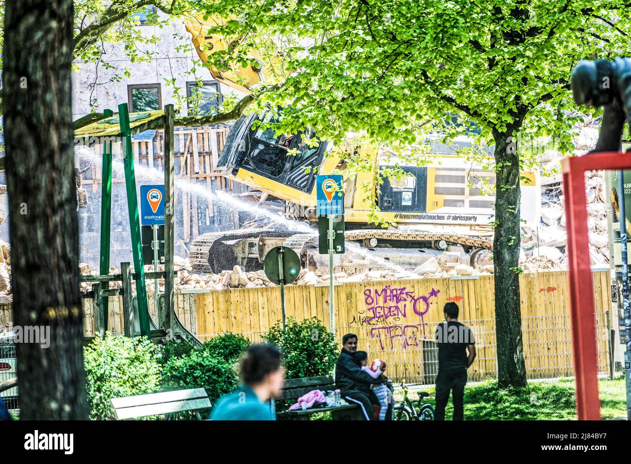 Das Kunstwerk 'Lindener Butjer' der Bildhauerin Ulrike Enders an der Stephanusstraße Umgezogen. Stockfoto