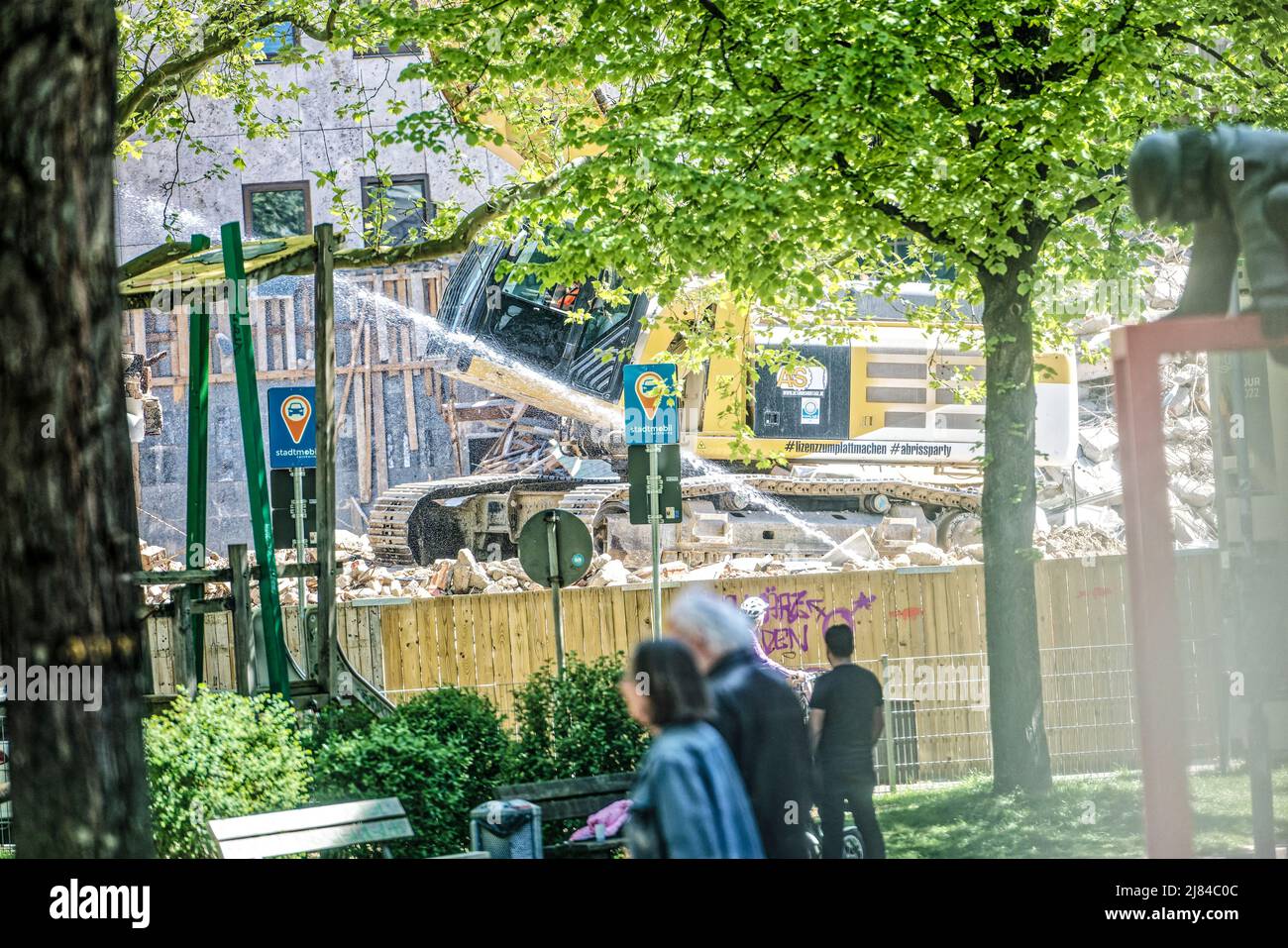 Das Kunstwerk 'Lindener Butjer' der Bildhauerin Ulrike Enders an der Stephanusstraße Umgezogen. Stockfoto