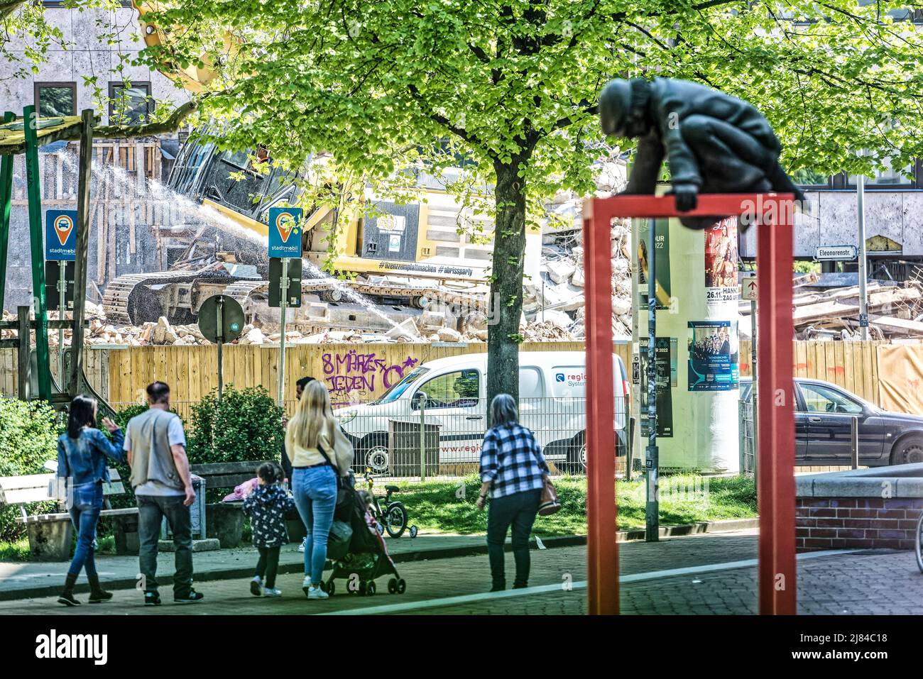 Das Kunstwerk 'Lindener Butjer' der Bildhauerin Ulrike Enders an der Stephanusstraße Umgezogen. Stockfoto