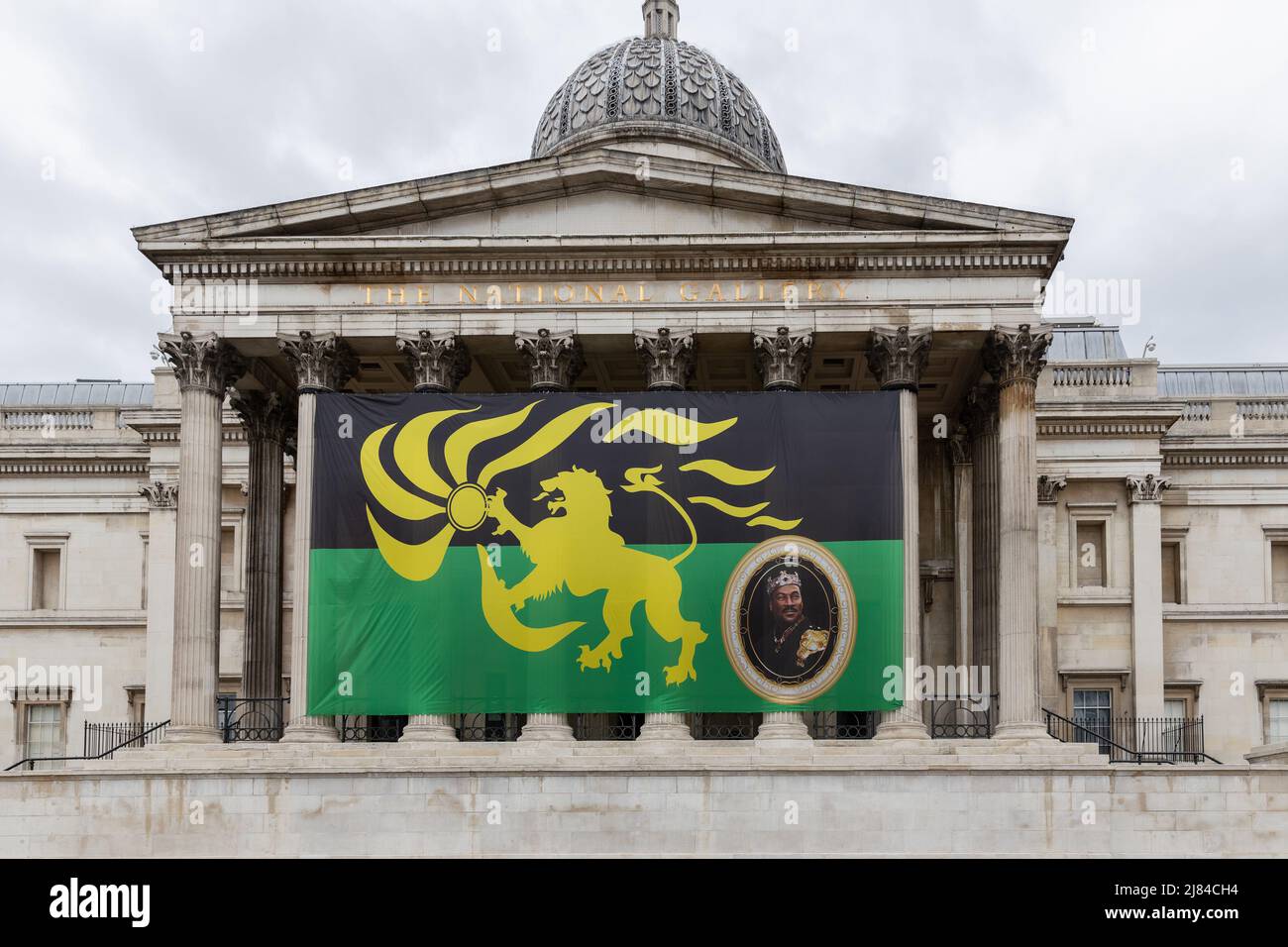 Die Flagge von Zamunda, aus dem Film Coming 2 America, hängt auf der National Portrait Galley. Teil 2 des Films wird an diesem Wochenende über Streaming-Dienste gestartet.Featuring: Atmosphere, Zamunda wo: London, Vereinigtes Königreich Wann: 05 Mar 2021 Credit: Phil Lewis/WENN Stockfoto