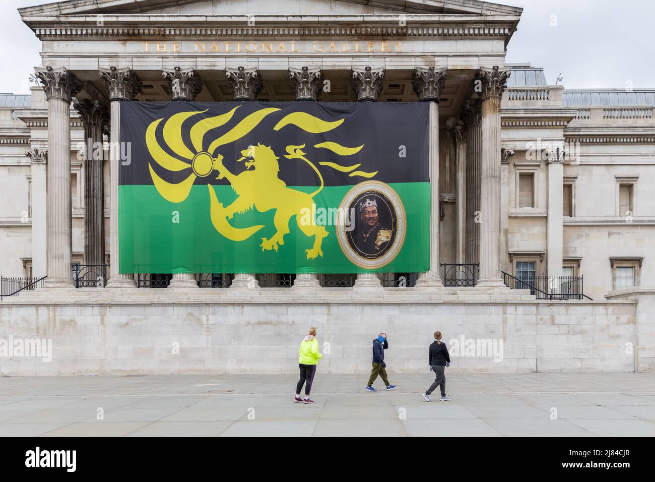Die Flagge von Zamunda, aus dem Film Coming 2 America, hängt auf der National Portrait Galley. Teil 2 des Films wird an diesem Wochenende über Streaming-Dienste gestartet.Featuring: Atmosphere, Zamunda wo: London, Vereinigtes Königreich Wann: 05 Mar 2021 Credit: Phil Lewis/WENN Stockfoto