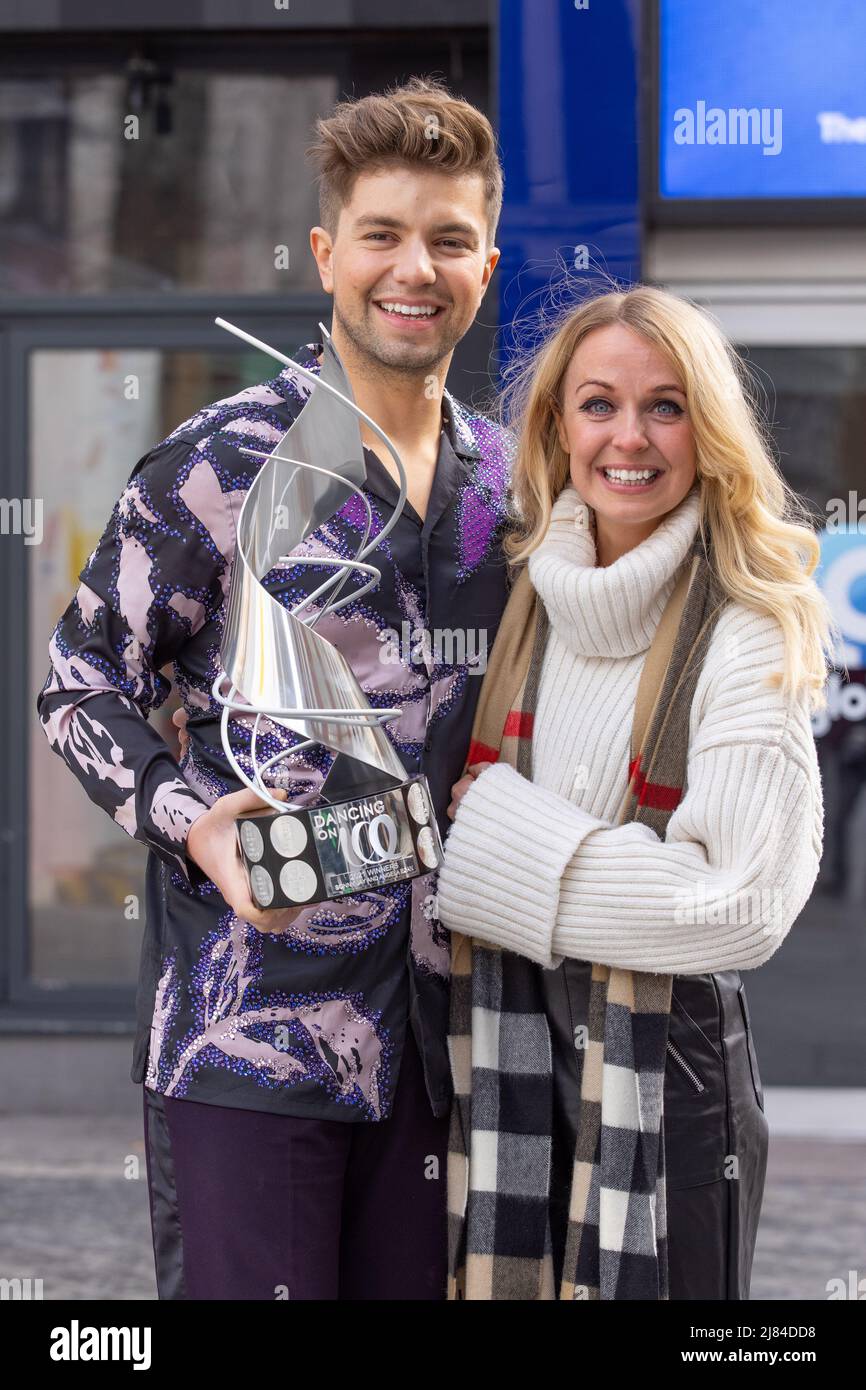 Capital Breakfast-Moderatorin Sonny Jay posiert vor den Capital Studios, während er den Gewinn von Dancing on Ice feiert.Featuring: Sonny Jay, Angela Egan wo: London, Großbritannien Wann: 15 Mar 2021 Credit: Phil Lewis/WENN Stockfoto