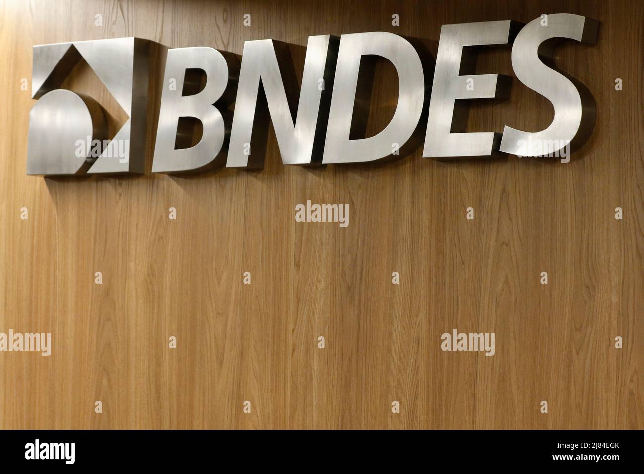 Logo der BNDES-Bank auf dem Hauptquartier des Gebäudes. Brasilianische staatliche Bank für soziale und wirtschaftliche Entwicklung Stockfoto