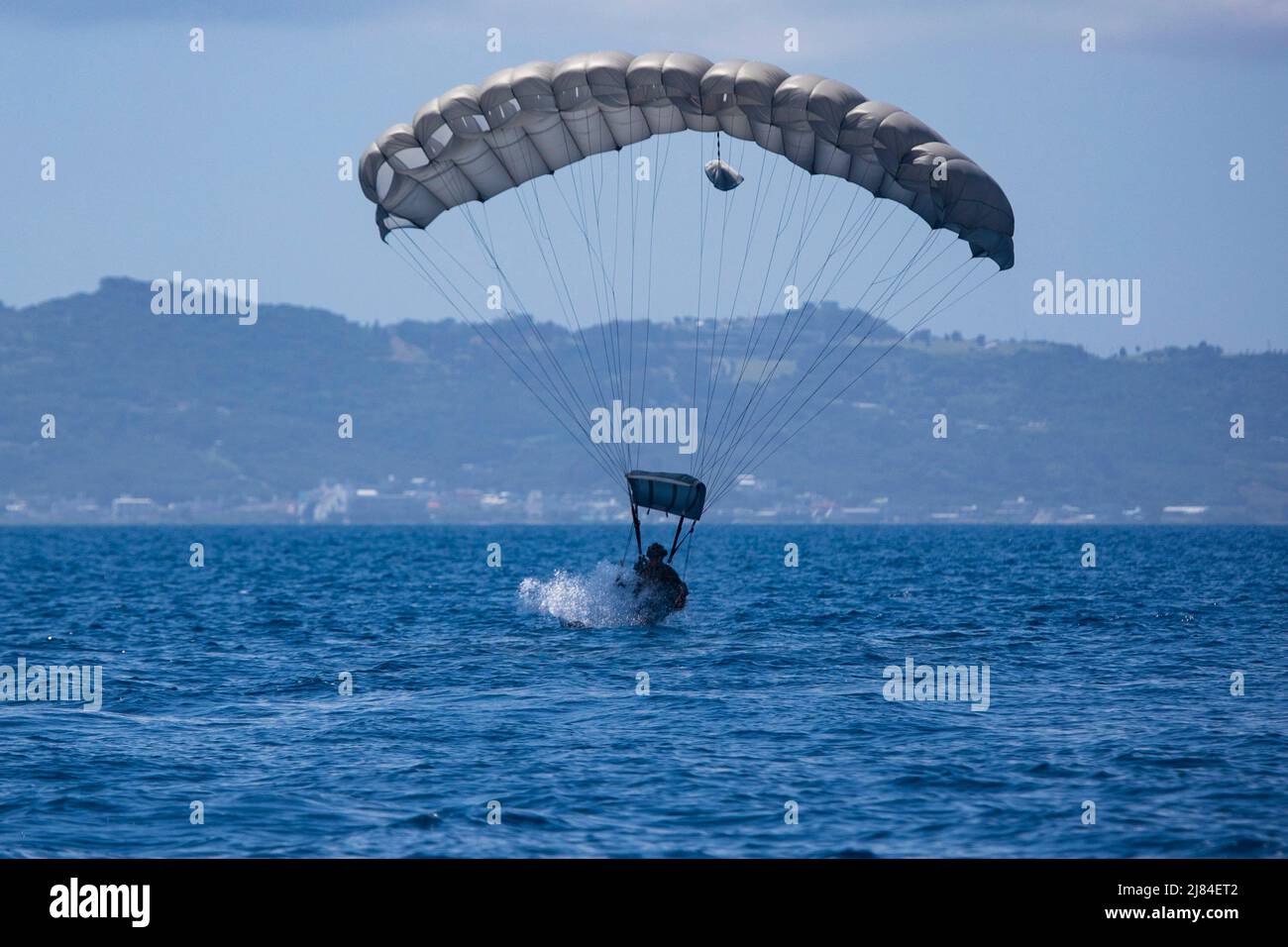 Okinawa, Japan. 25. April 2022. Eine US-Marine mit 3D Aufklärungsbataillon, 3D Marine Division, führt am 25. April 2022 Freiwassereinsätze vor der Küste von Okinawa, Japan, durch. Diese spezielle Ausbildung gab den Marines mehr Wissen und Vertrauen für absichtliche Einsätze mit Wasserfallschirmen und stellte sicher, dass sie bereit sind, eine Vielzahl von wassergestützten Aufklärungs- und Überwachungsmissionen durchzuführen, um die regionale Sicherheit im Indo-Pazifik-Raum zu gewährleisten. Quelle: U.S. Marines/ZUMA Press Wire Service/ZUMAPRESS.com/Alamy Live News Stockfoto