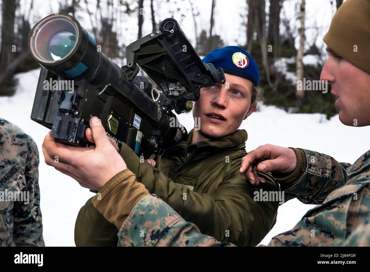 Setermoen, Norwegen. 25. April 2022. U.S. Marines Corps Lance CPL. Dylan Pennington, rechts, dem Luftkampfelement der Marine Expeditionary Unit 22. zugewiesen, diskutiert die Funktionen des Stinger-Raketensystems FIM-92 für die norwegische Armee Sgt. Silje Skarsbakk während einer bilateralen Trainingsveranstaltung in Satermoen, Norwegen, am 25. April 2022. Die 22. MEU, die an Bord der Kearsarge Amphibious Ready Group gestartet wurde, nimmt an einer bilateralen Trainingsveranstaltung mit den Streitkräften des Königreichs Norwegen Teil, um die Interoperabilität der USA und Norwegens zu stärken, kollektive Fähigkeiten und eine standhafte Partnerschaft zu gewährleisten Stockfoto