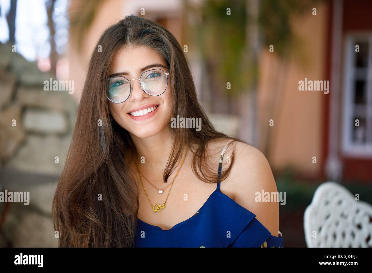 Eine junge Lateinamerikanerin schaut in die Kamera und lächelt. Stockfoto