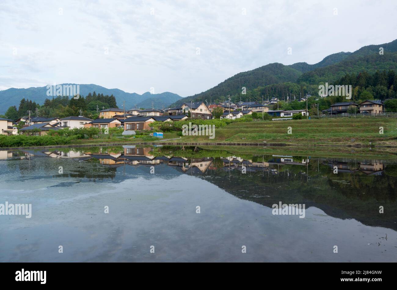 iida, nagano, japan, 2022/12/05 , Reisfelder in iida Nagano, im Frühling, während der Überflutung der Felder, so dass sie wie ein Spiegel aussehen. Stockfoto