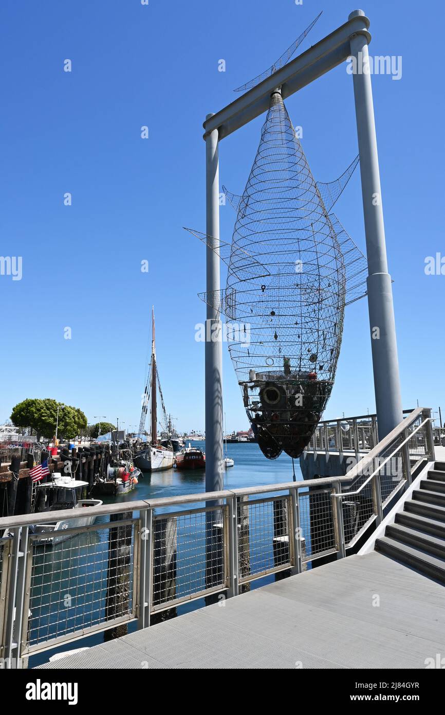 SAN PEDRO, KALIFORNIEN - 11. MAI 2022: Ghost Fish 107, eine 40 Meter hohe Skulptur, hat die Form eines massiven Roten Thunfischs, eine Hommage an San Pedro’s TU Stockfoto