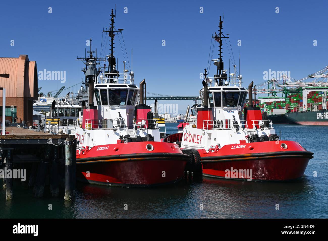 SAN PEDRO, KALIFORNIEN - 11. MAI 2022: Feuer Boote in Fire Station 112 im Hafen von Los Angeles. Stockfoto