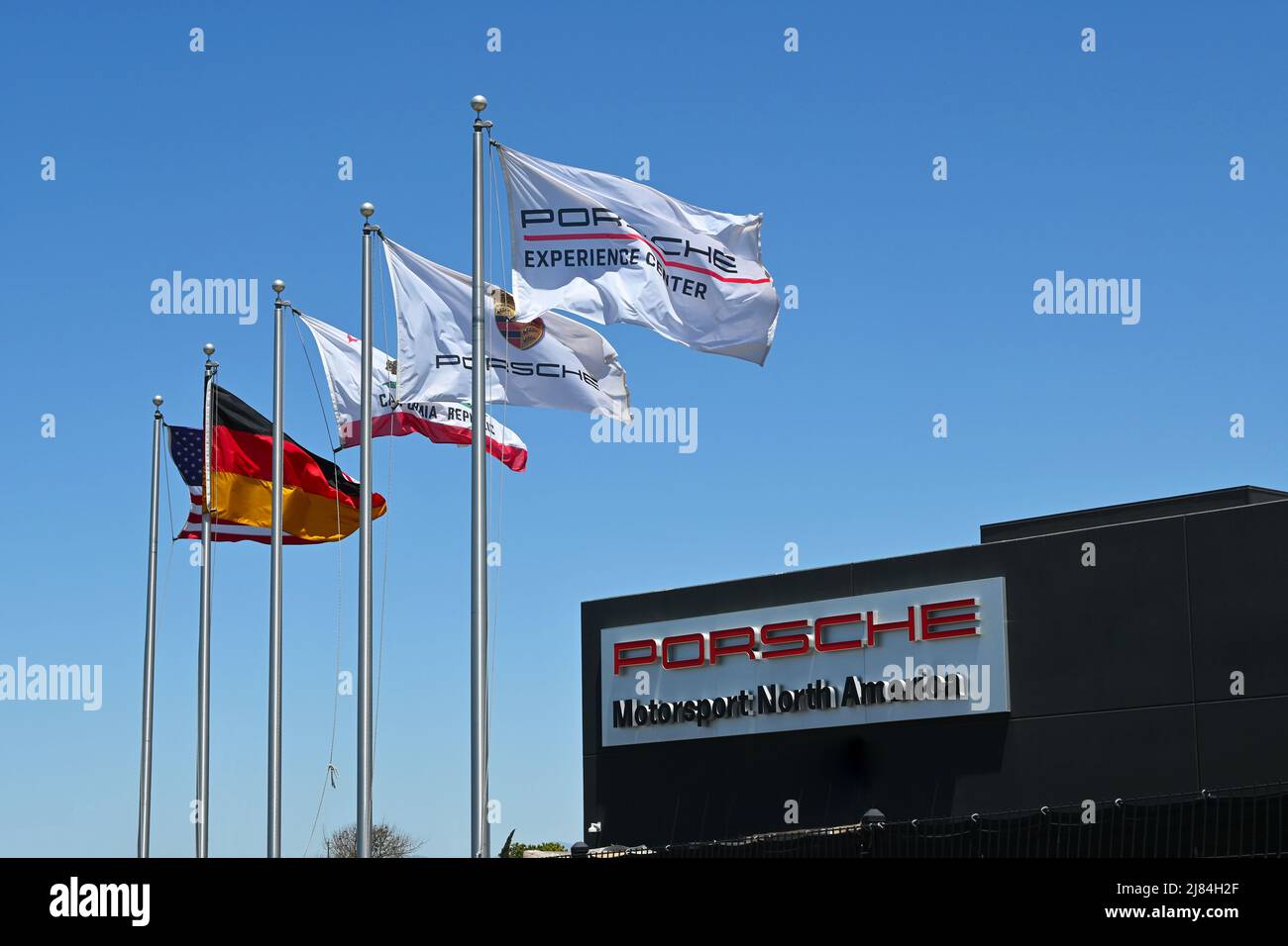 CARSON, KALIFORNIEN - 11. MAI 2022: Flaggen und Schilder im Porsche Experience Center, wo Fahrer eine Vielzahl von Erfahrungen auf einer 53 Hektar großen Strecke genießen können. Stockfoto