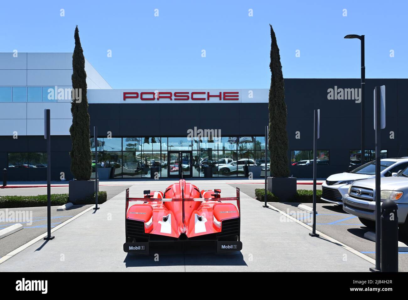 CARSON, KALIFORNIEN - 11. MAI 2022: Haupteingang mit Rennwagen im Porsche Experience Center, das eine Vielzahl von Erlebnissen auf einem 53 Hektar großen Trac bietet Stockfoto