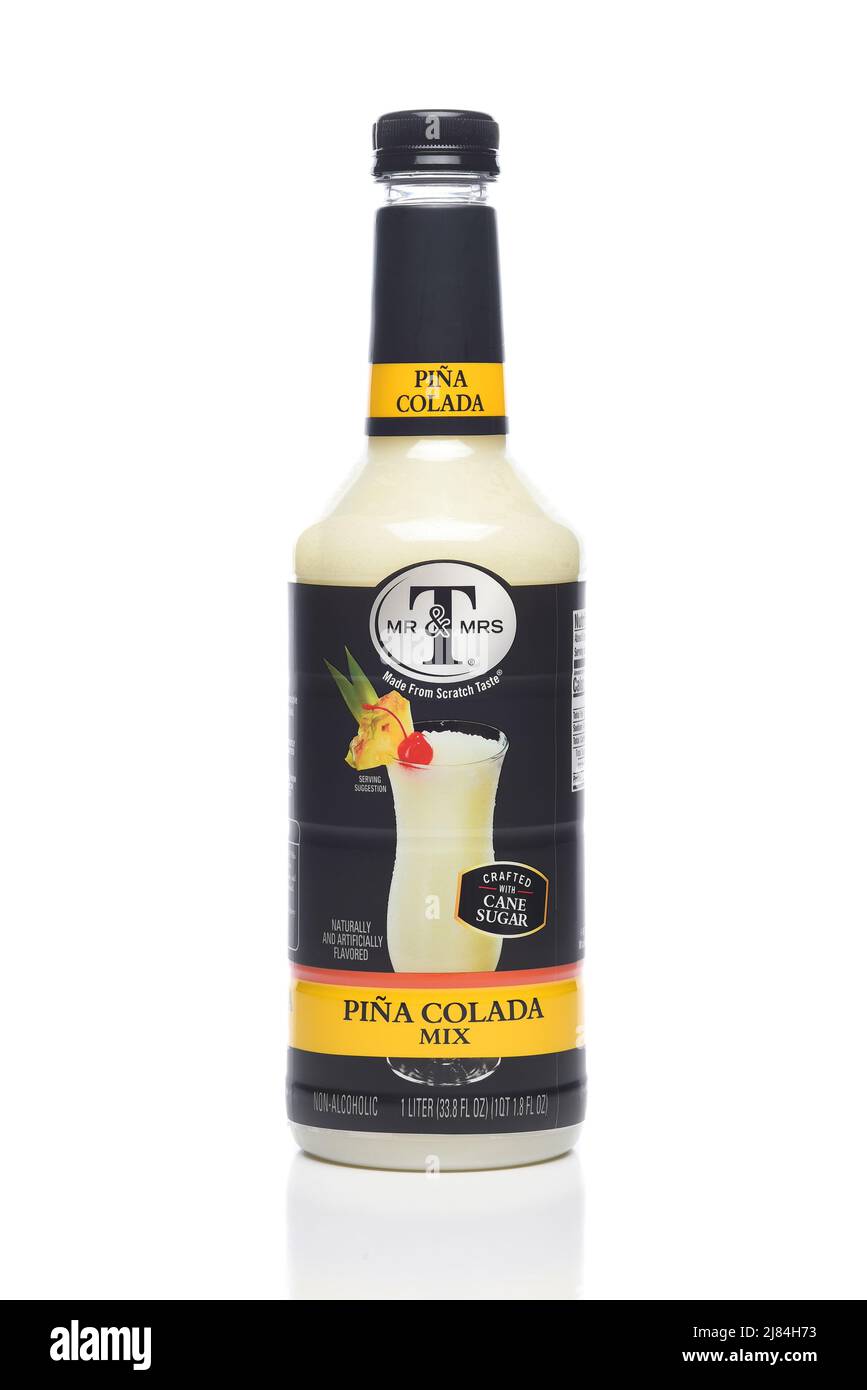 IRVINE, KALIFORNIEN - 7. MAI 2022: Eine Flasche Mr und Mrs T Pina Colada alkoholfreie Mischung. Stockfoto