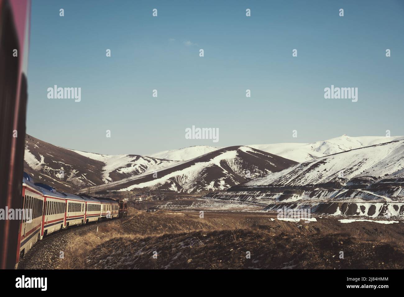 Erzincan, Türkei - 22. Februar 2022: Östlicher Expresszug und verschneite Hügel in der Wintersaison. Stockfoto