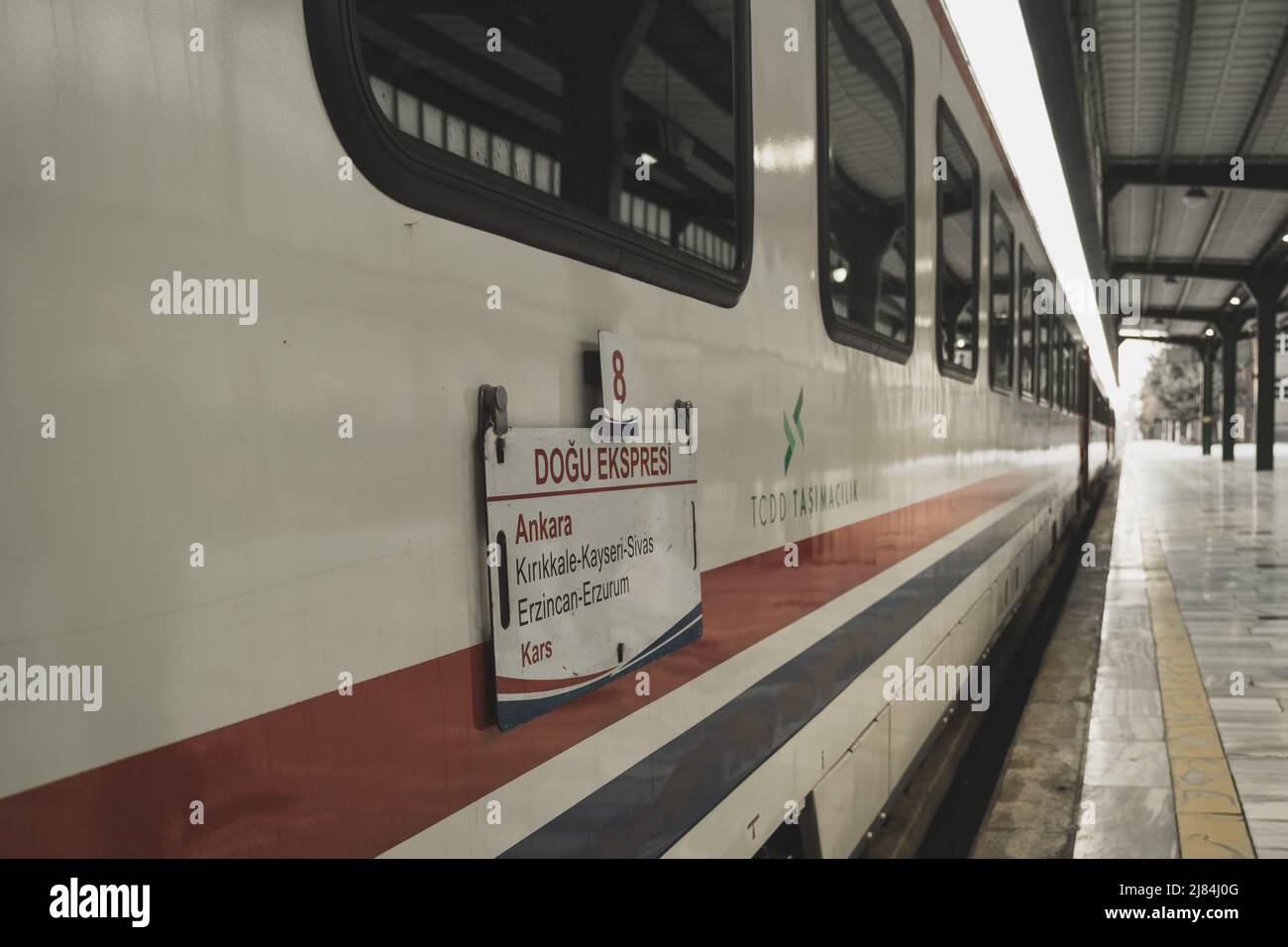 Ankara, Türkei - 21. Februar 2022: Nahaufnahme des Eastern Express-Zuges im Bahnhof Ankara. Stockfoto