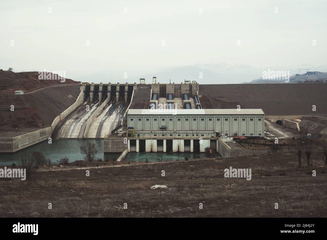 Erzincan, Türkei - 22. Februar 2022: Bagitas-Staudamm und der Euprat-Fluss Firat Stockfoto