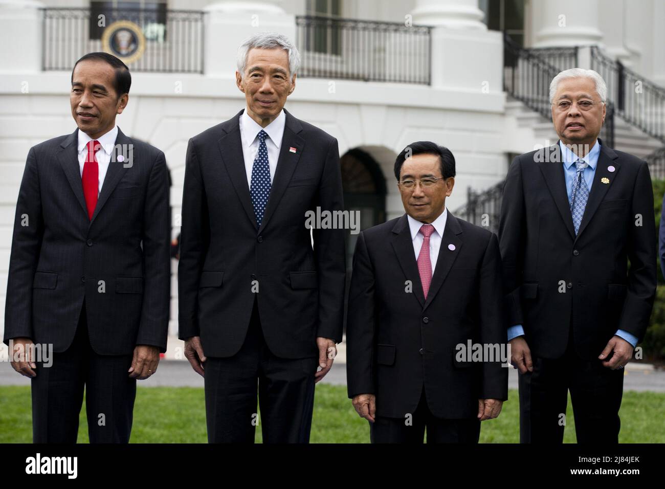 (L bis R) der indonesische Präsident Joko Widodo, Premierminister der Republik Singapur, Lee Hsien Loong, Premierminister der Demokratischen Volksrepublik Laos Phankham Viphavan und Premierminister von Malaysia Dato' Sri Ismail Sabri bin Yaakob posieren mit den Führern des Sondergipfels zwischen den USA und ASEAN während eines Familienfotos auf dem South Lawn des Weißen Hauses in Washington, DC, am Donnerstag, dem 12. Mai, 2022 Biden begrüßte die Staats- und Regierungschefs der ASEAN-Länder und den ASEAN-Generalsekretär im Weißen Haus, als der US-ASEAN-Sondergipfel, der zweite Sondergipfel seit 2016, zusammentritt. Es wird erwartet, dass sich der Gipfel anlobe Stockfoto