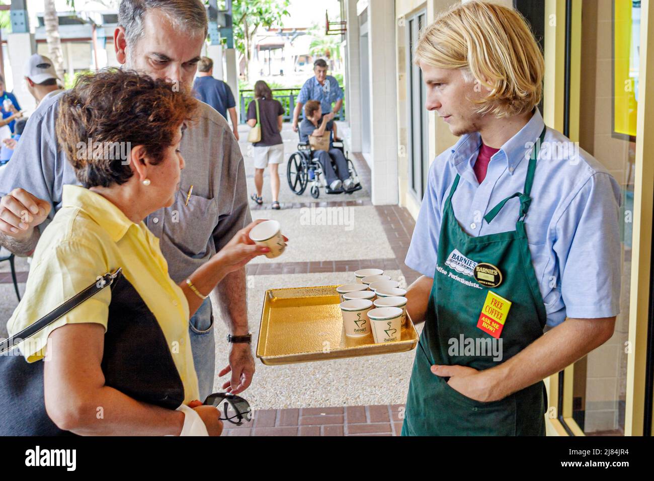 Miami Florida, The Falls Shoppers Store Business, Mall kostenlose Muster, Barnie's Coffee & Tea Company Teenager Junge bietet Mann Frau Paar versuchen Stockfoto