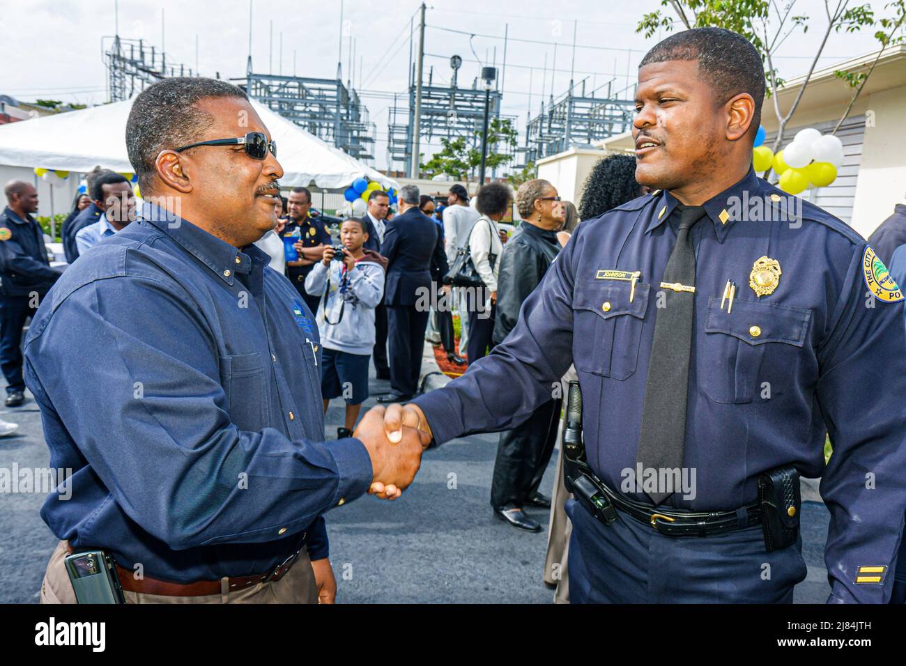 Miami Florida, Overtown, Black Police Precinct & Courthouse Museum, große Eröffnungszeremonie, Geschichte der Gemeinde, Männer Polizisten schütteln die Hände Stockfoto