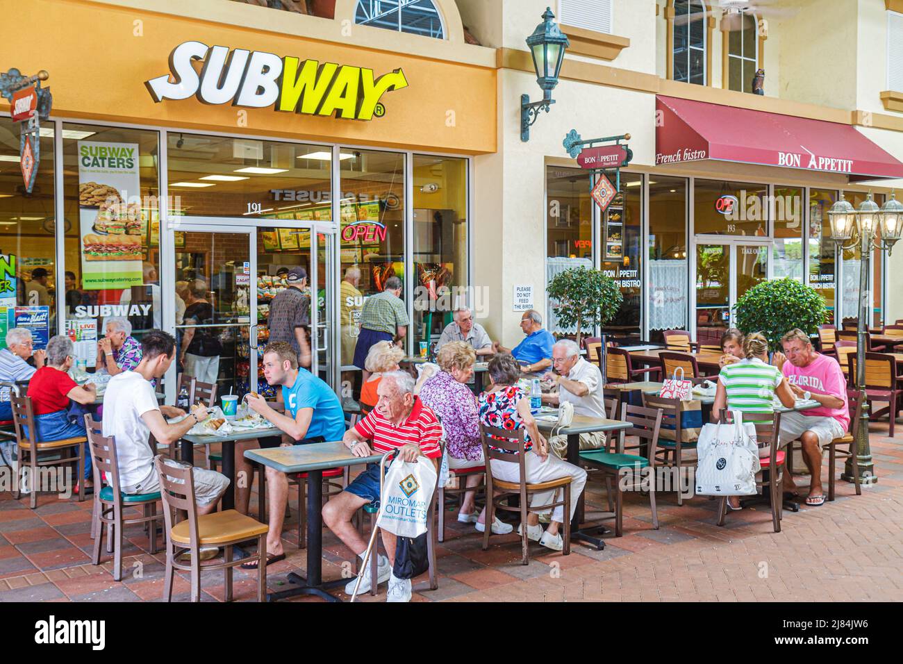 Estero Florida, Miromar Outlets, Shopping Shoppers Shops Market restairamt Dining Subway Sandwich Shop, al fresco Tische Senioren Bürger Stockfoto